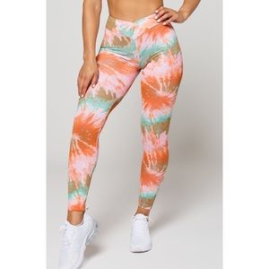 Lici Fit Bloom Multicolor V Cut Scrunch Legging